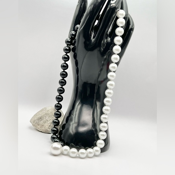 BLACK/WHITE SHELL PEARL NECKLACE - Picture 8 of 11